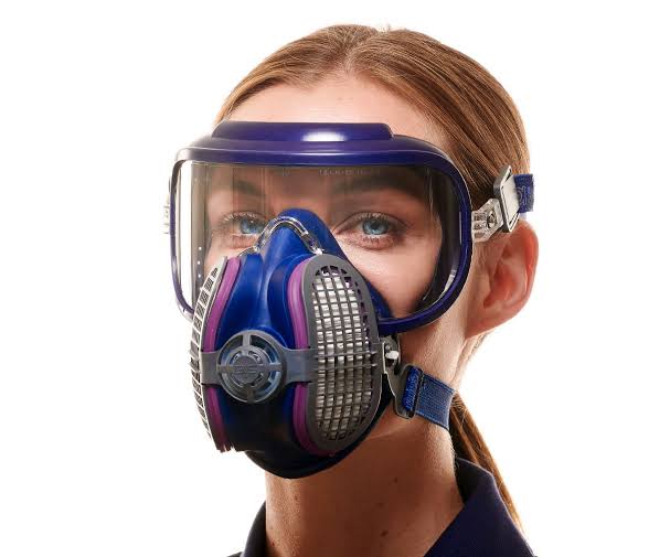 Femme portant un masque respiratoire intégral avec visière transparente